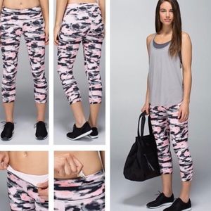RARE Lululemon Pink Wamo Camo Wunder Under Crops